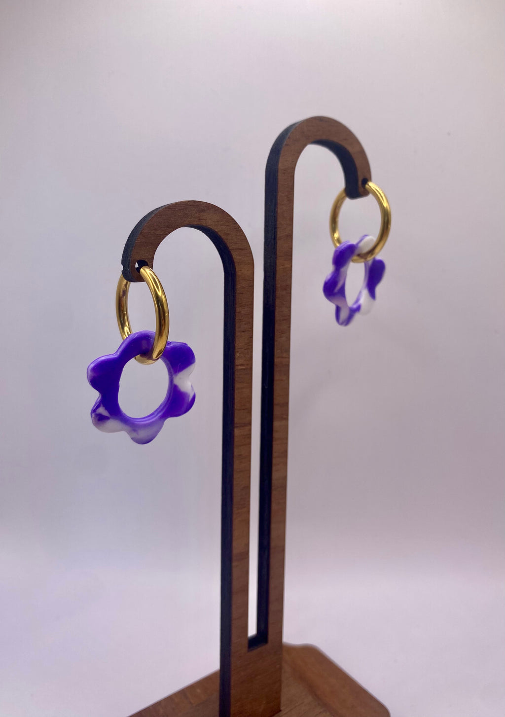 Boucles fleurs violettes