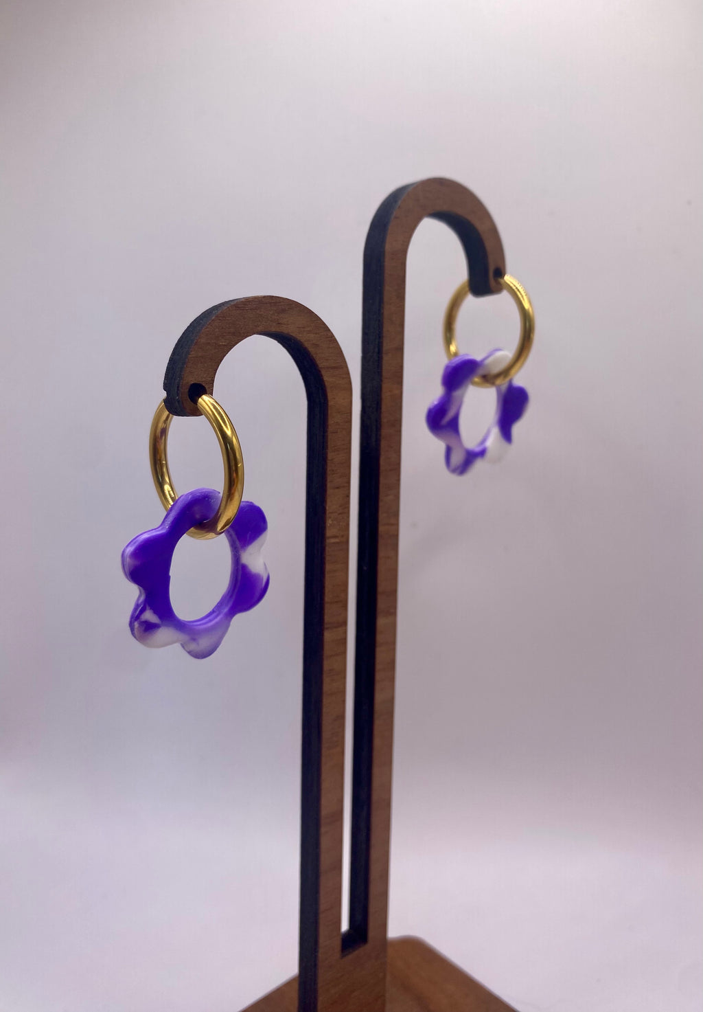 Boucles fleurs violettes