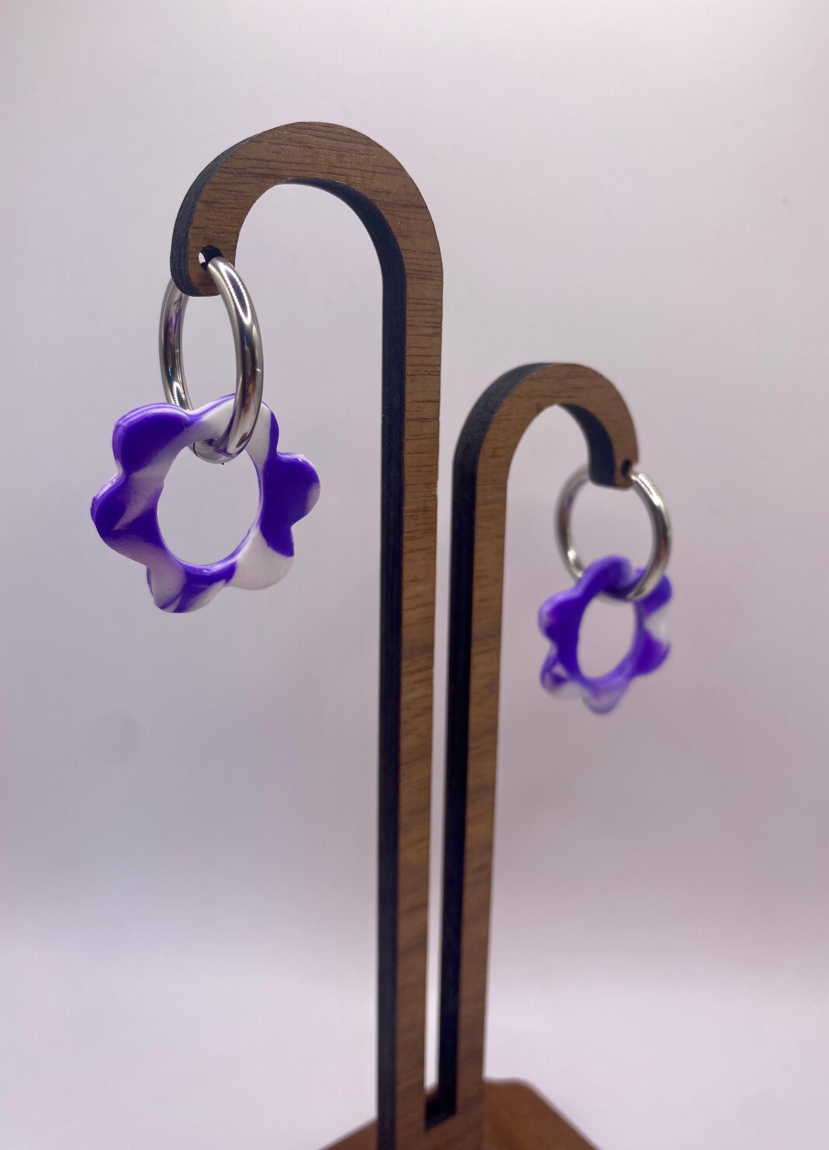 Boucles fleurs violettes